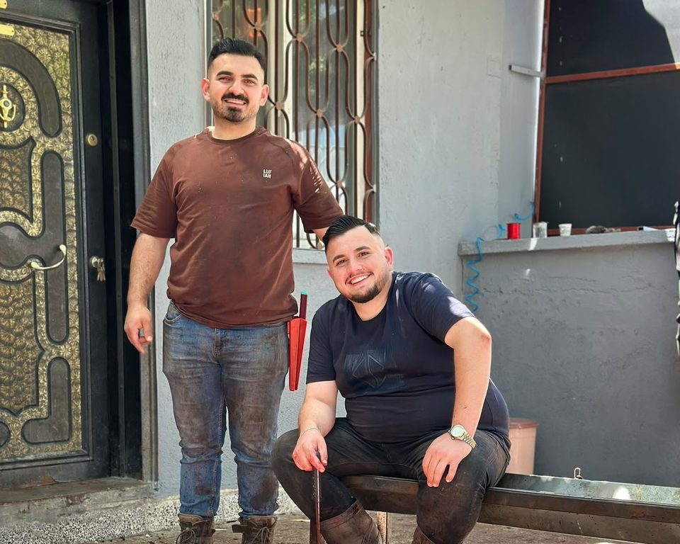 Kesim gününde Kefkir ekibinden iki kişi, biri ayakta biri oturmuş, gülümsüyor